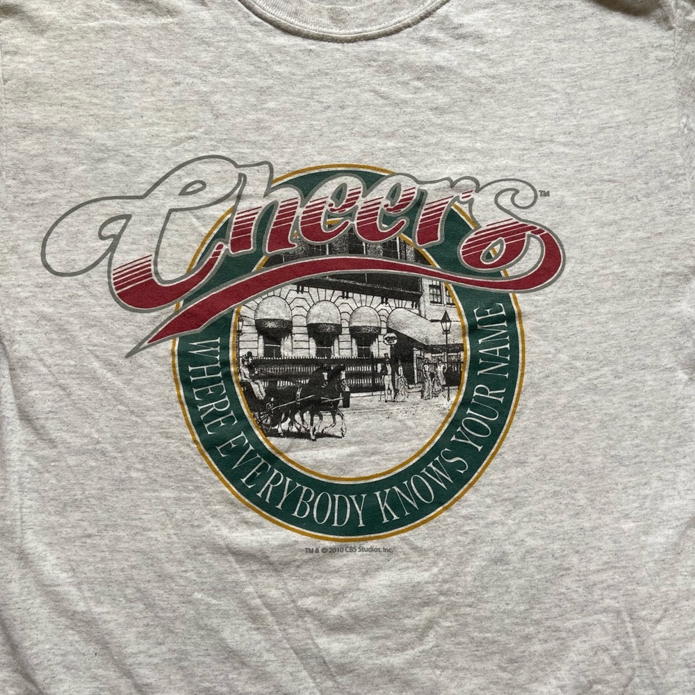 💥HOST PICK💥 🍻 📺 Vintage Cheers TV Show Herald Grey Graphic Tee 📺 🍻 - Picture 9 of 11